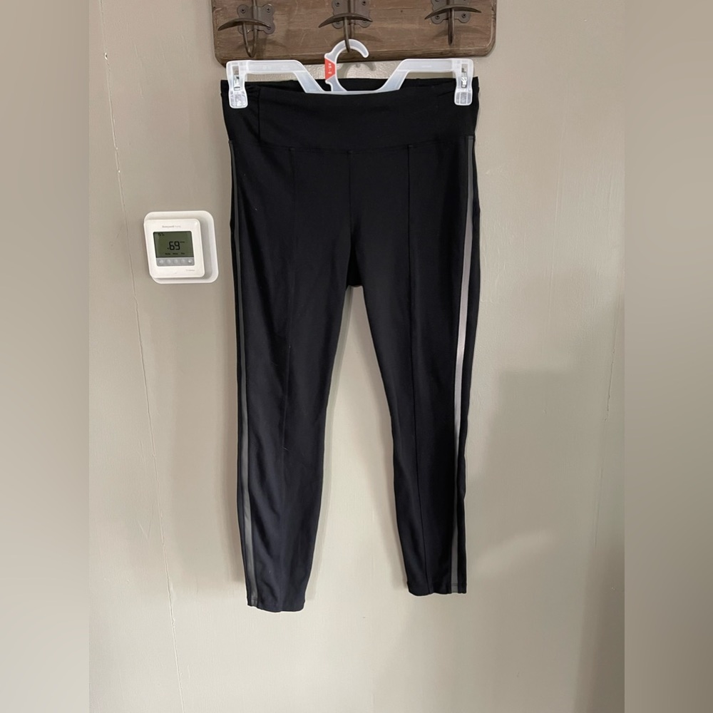 ATHLETA LEGGINGS WITH FAUX LEATHER STRIPE DOWN SIDE SIZE MEDIUM